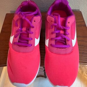 Athletic Size 5 women’s shoes~great condition~see photos for a closer look